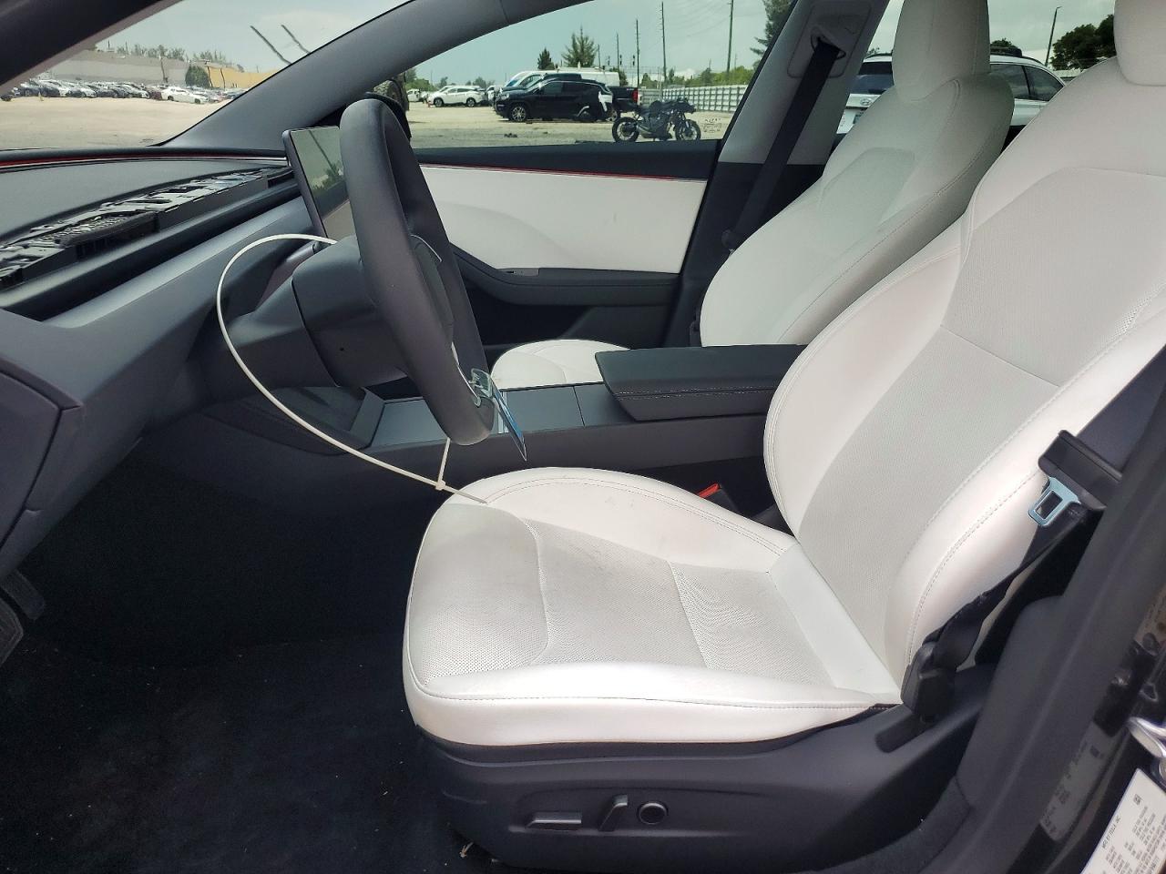 2025 Tesla Model 3 - Фото 7