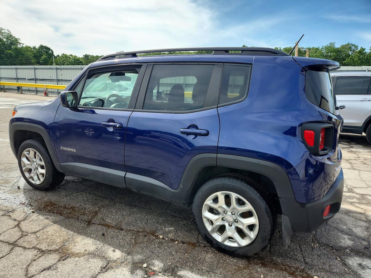 2016 Jeep Renegade Latitude - Image 2