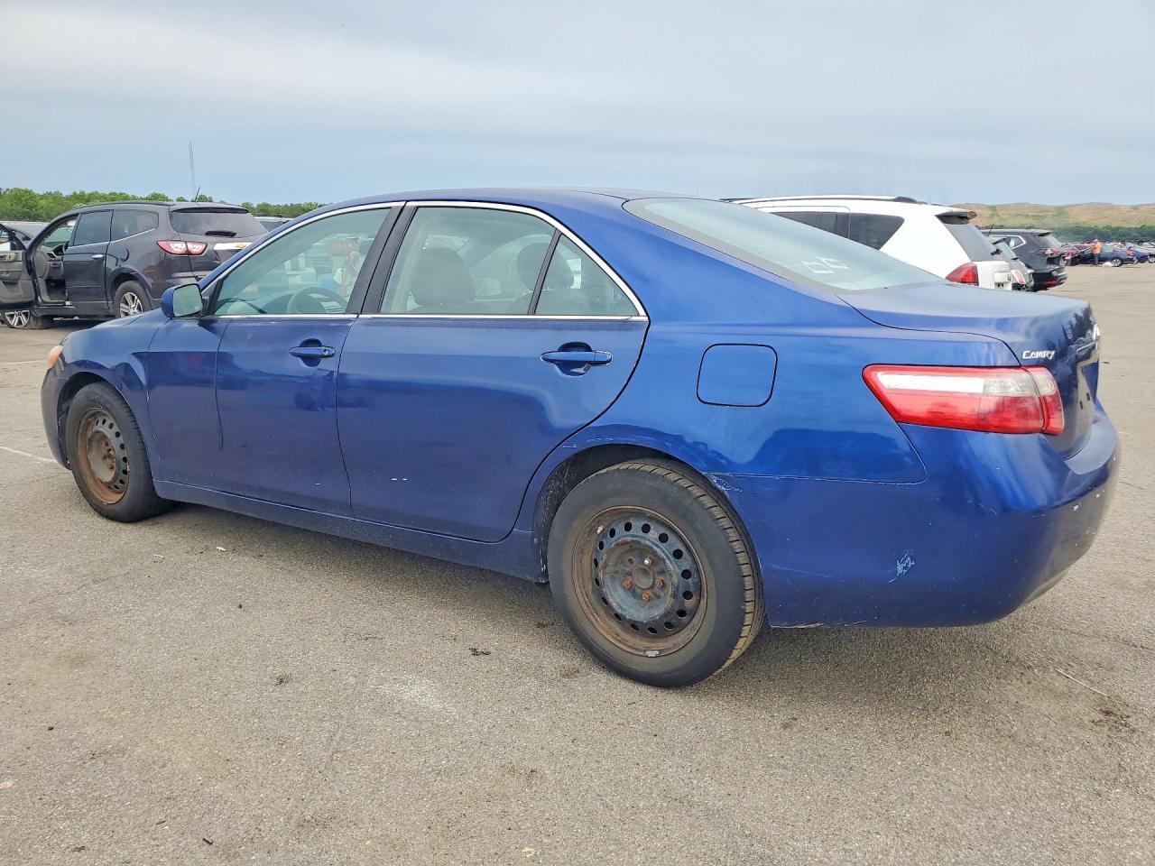 2016 Toyota Camry - Фото 2
