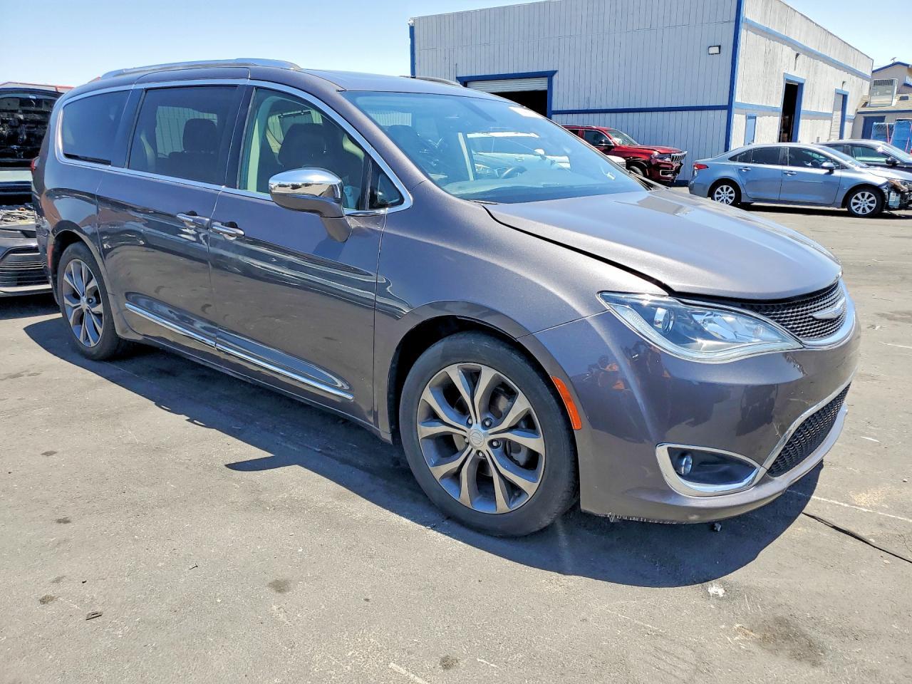 2018 Chrysler Pacifica Limited - Image 4