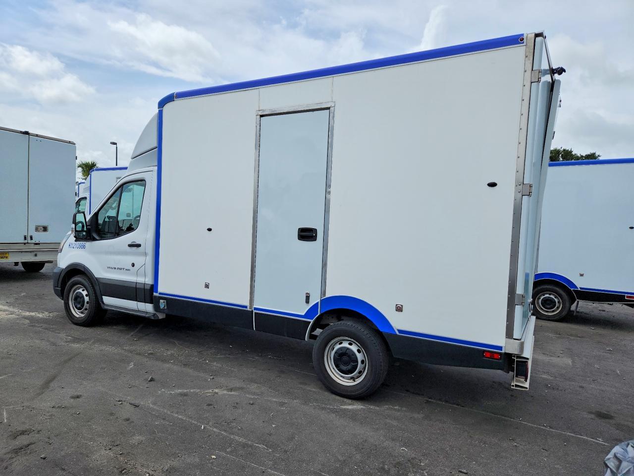 2022 Ford Transit Delivery Truck - Фото 2