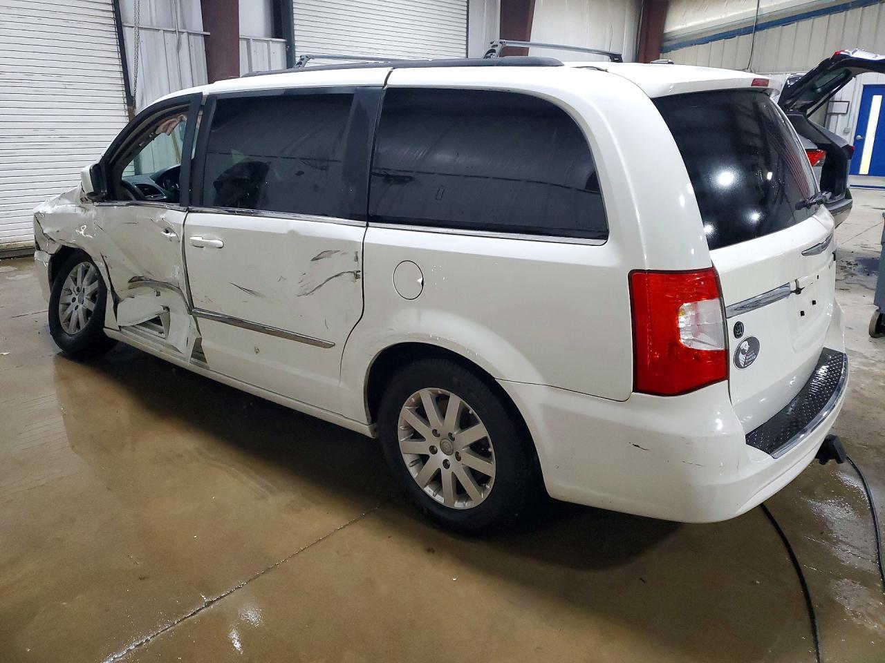 2013 Chrysler Town & Country Touring - Фото 2