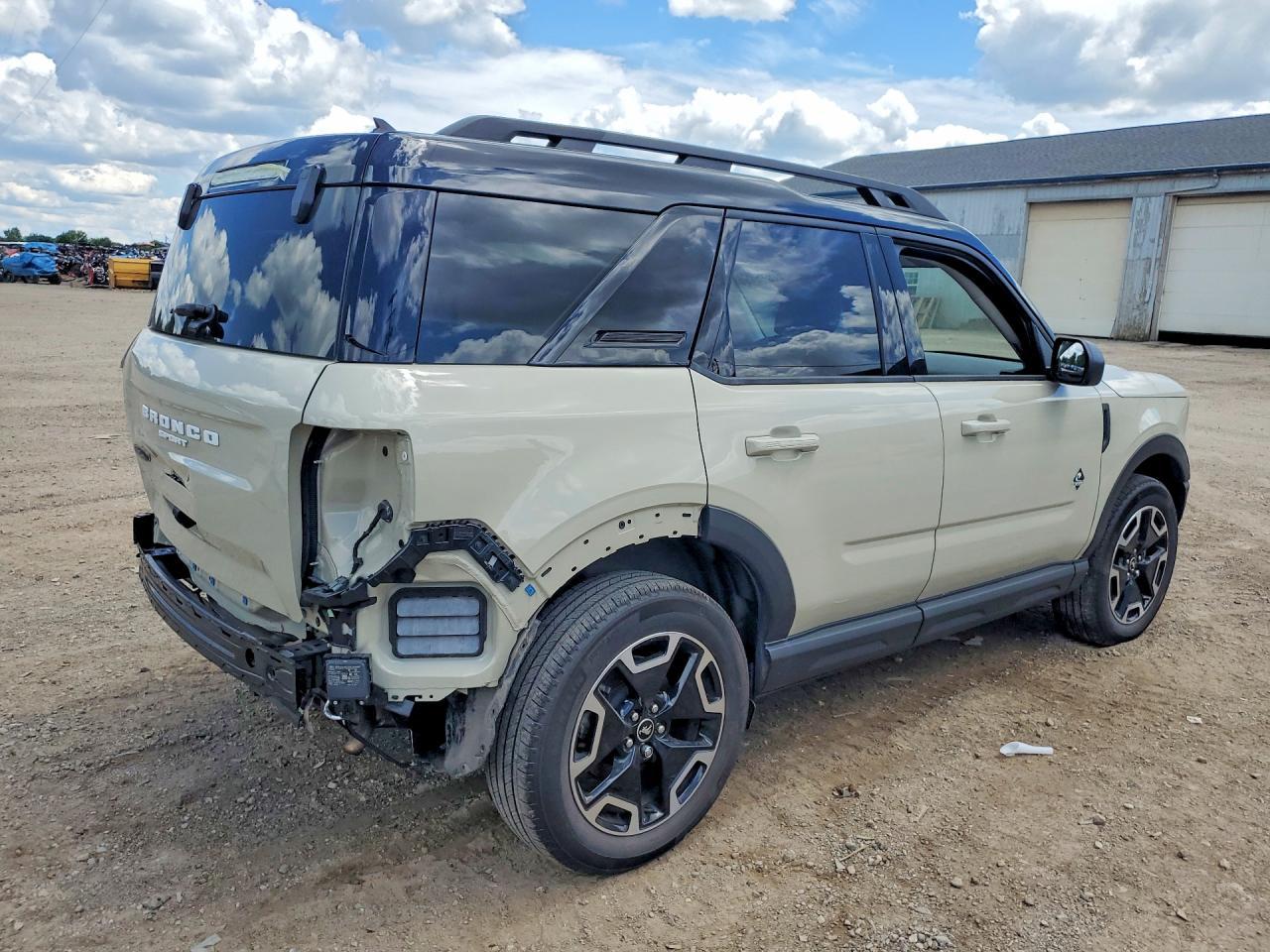 2024 Ford Bronco Sport Outer Banks - Image 3