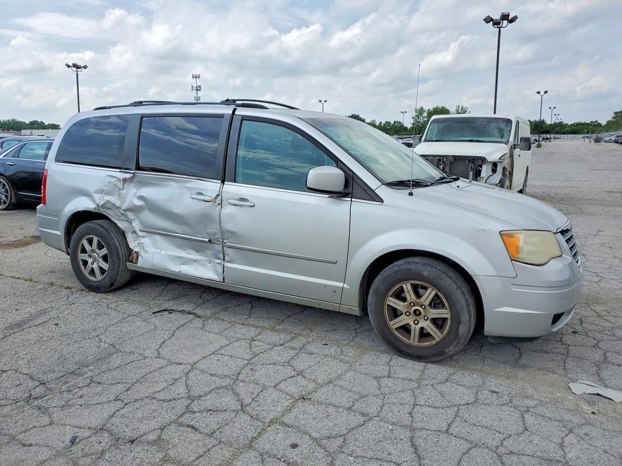 2010 Chrysler Town & Country Touring - Image 4