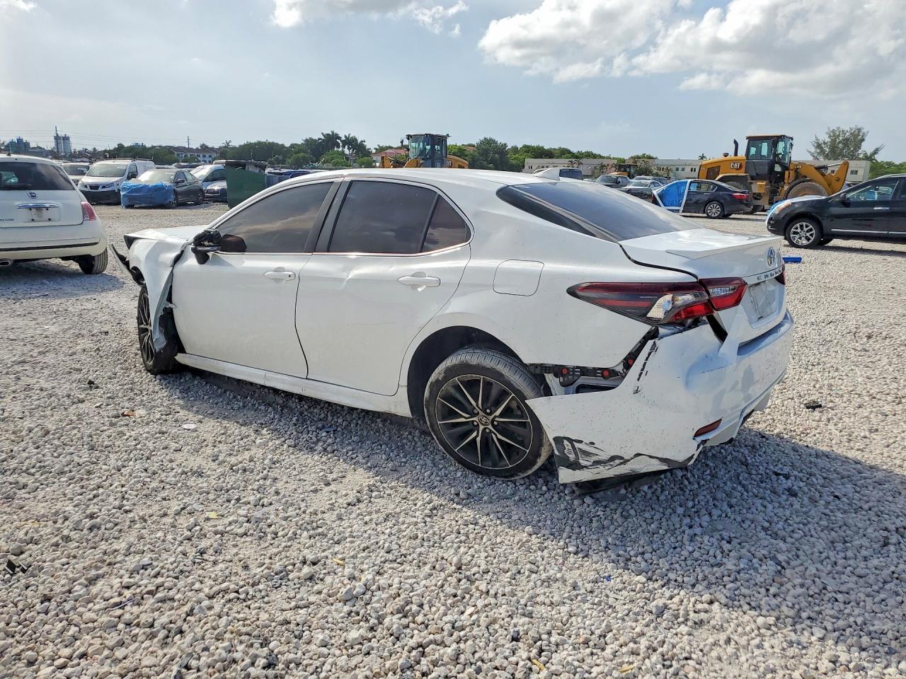 2022 Toyota Camry Se - Фото 2