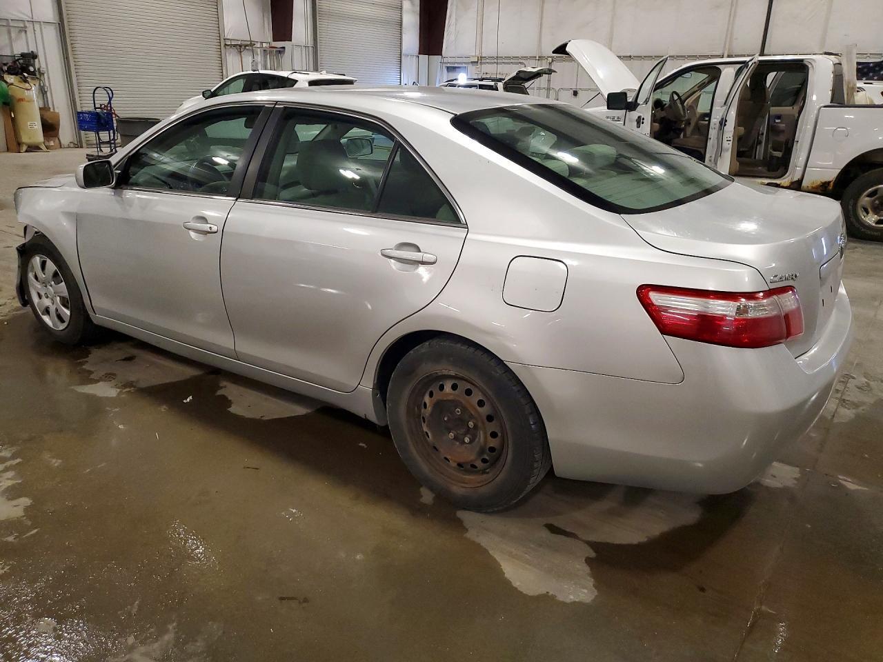 2009 Toyota Camry Le - Фото 2