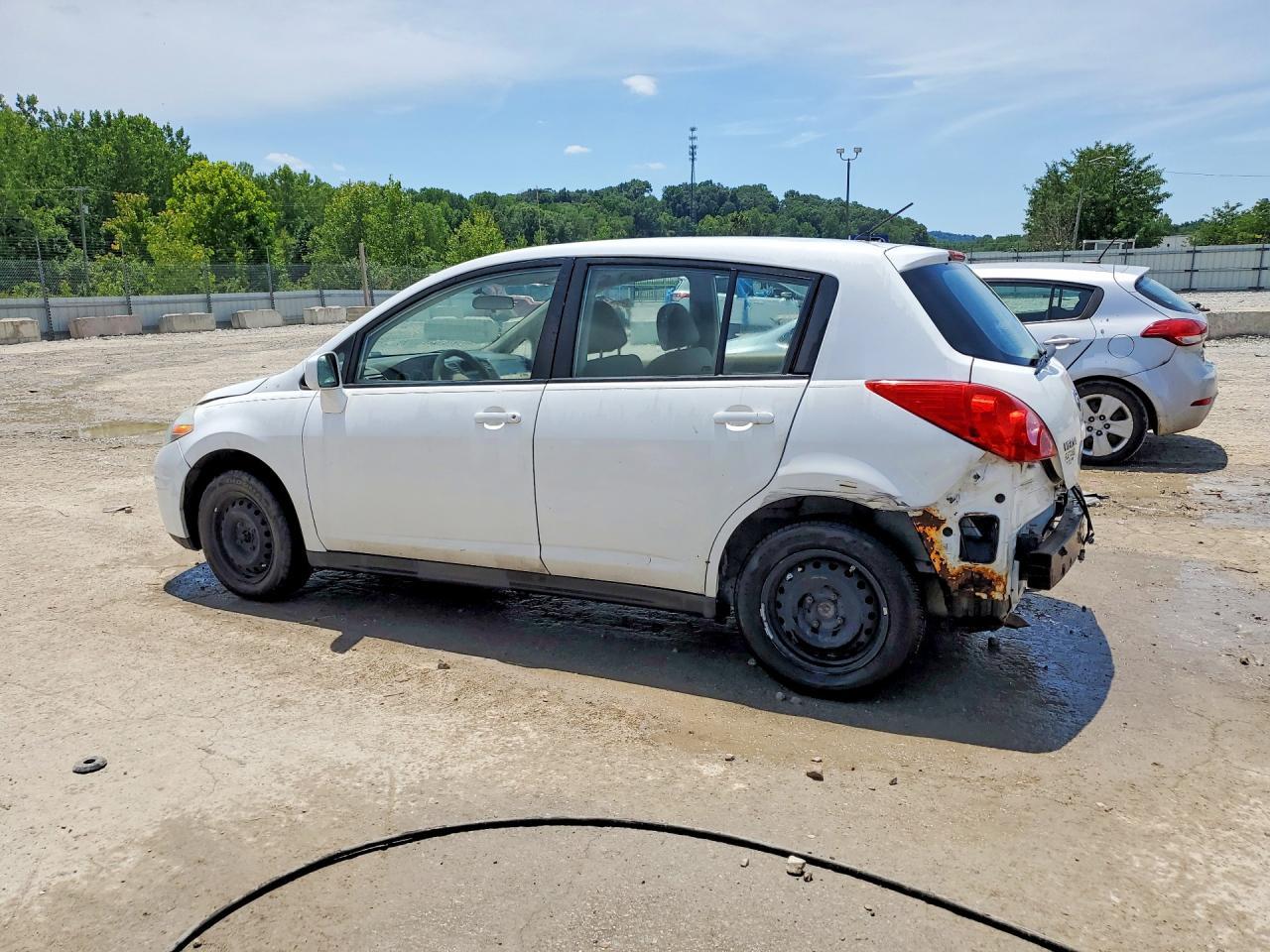 2011 Nissan Versa 1.8 S - Фото 2