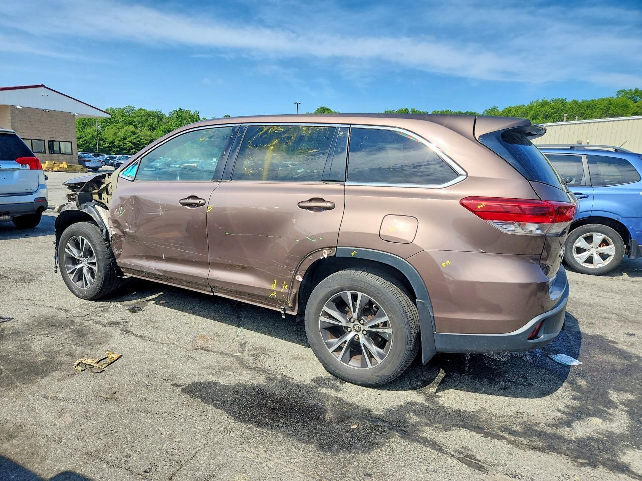 2017 Toyota Highlander Le - Фото 2