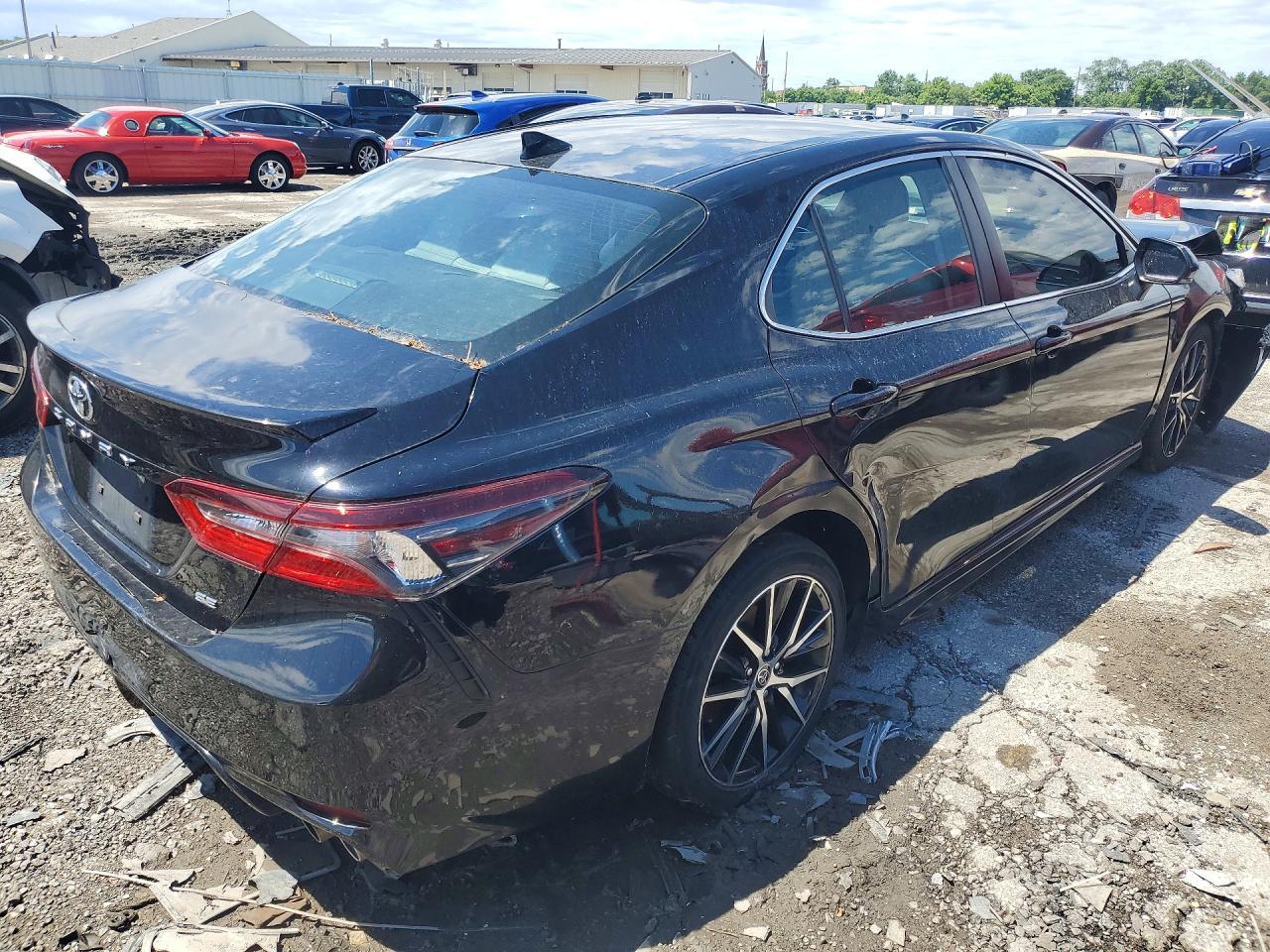 2022 Toyota Camry Se - Фото 3