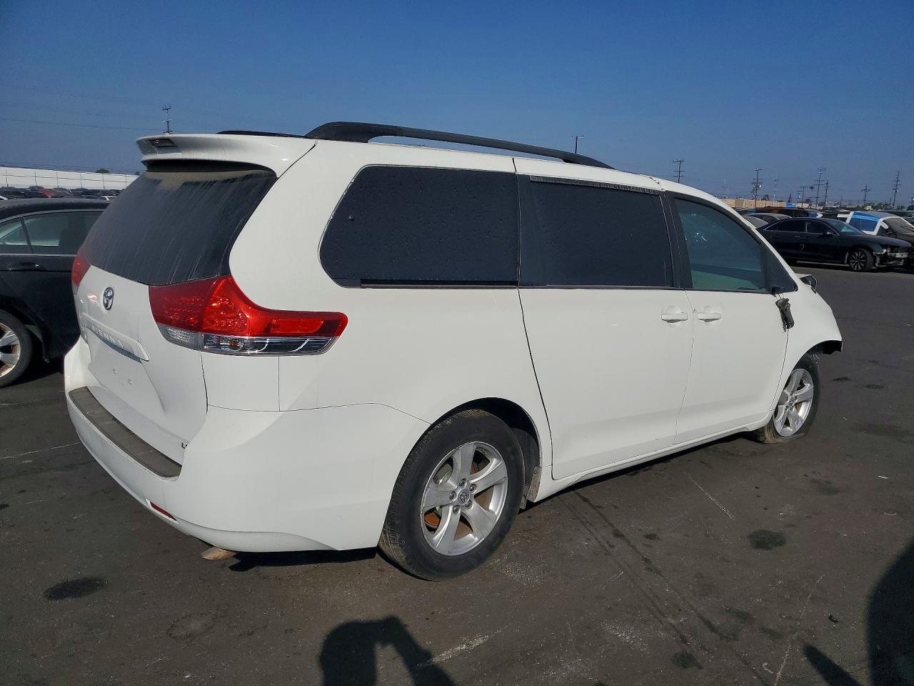 2013 Toyota Sienna Le 8-Passenger - Image 3
