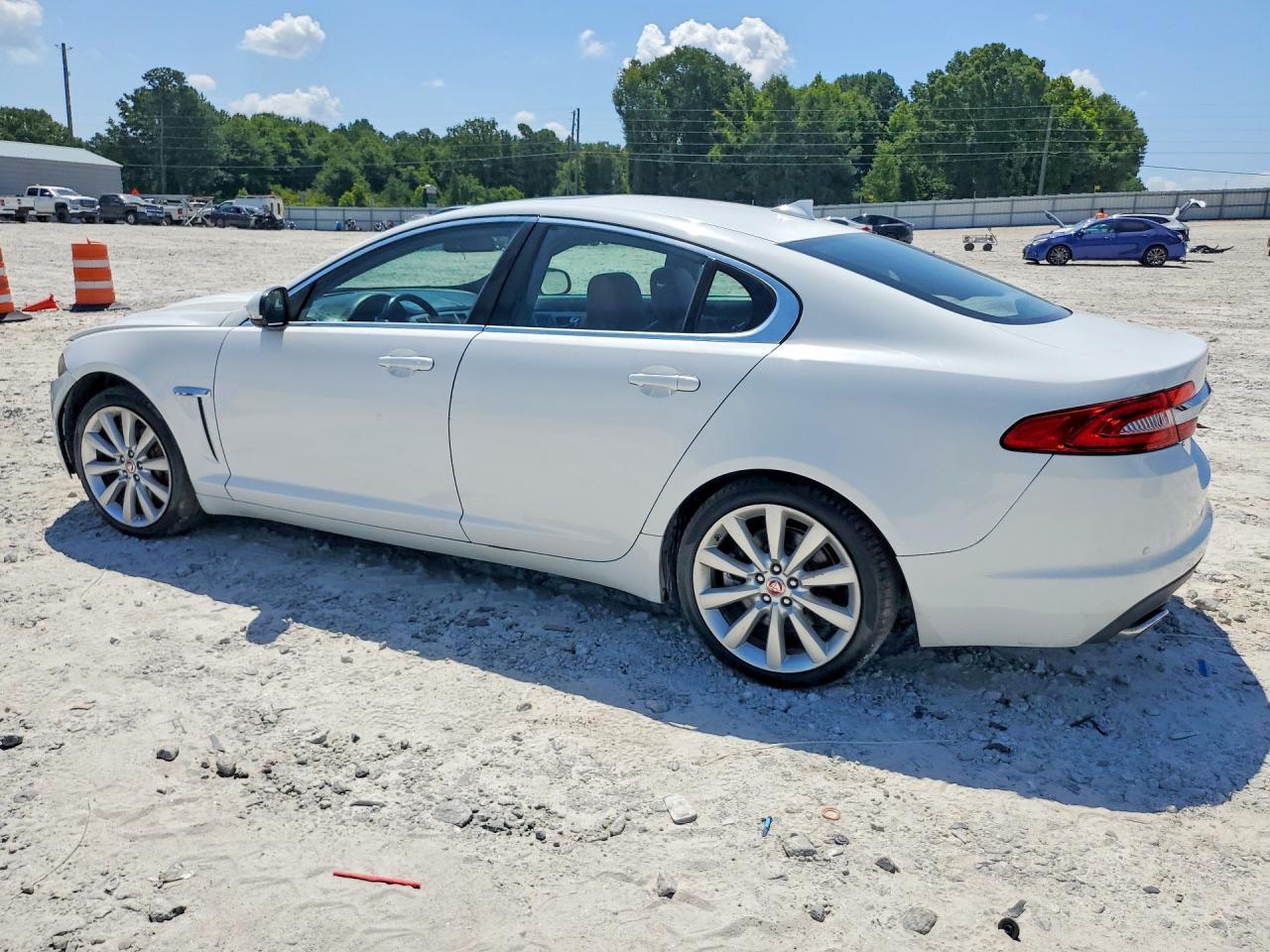 2014 Jaguar Xf - Image 2
