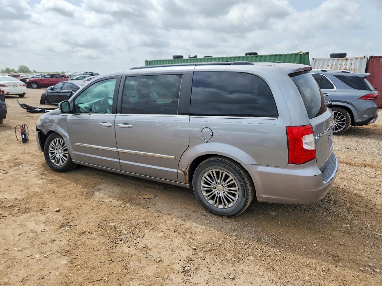 2014 Chrysler Town & Country Touring L - Фото 2