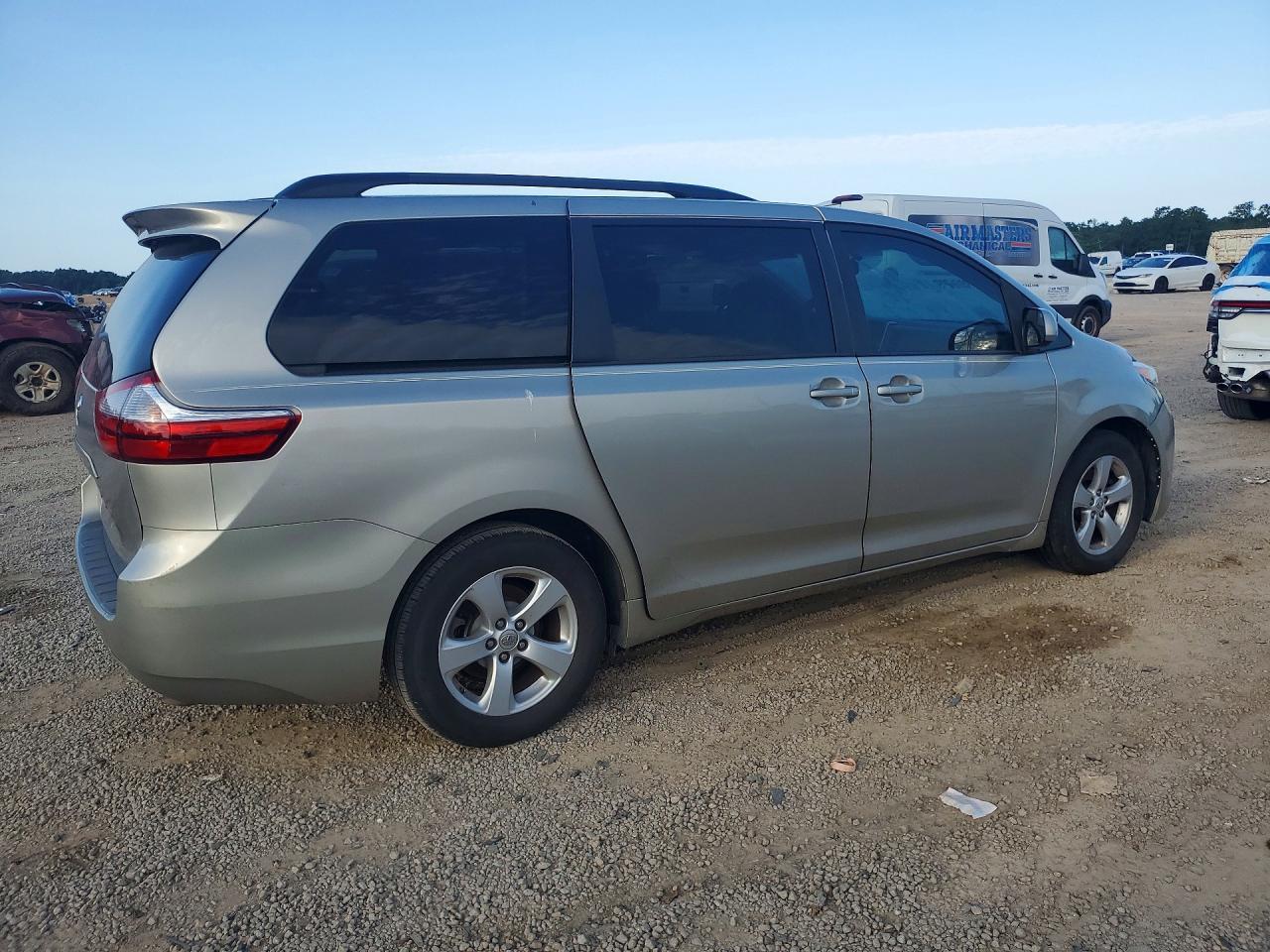 2017 Toyota Sienna Le - Image 3