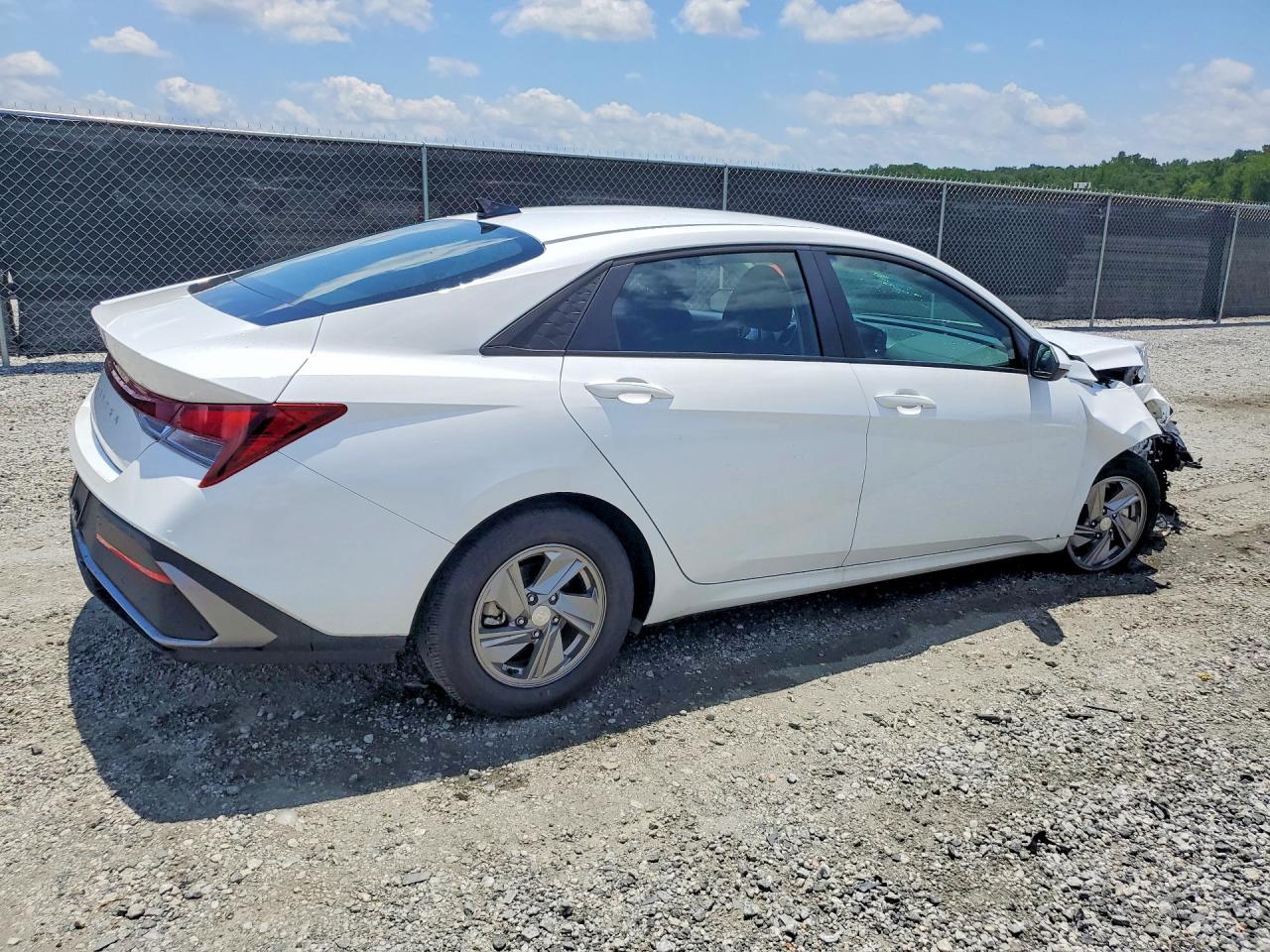 2025 Hyundai Elantra Se - Фото 3