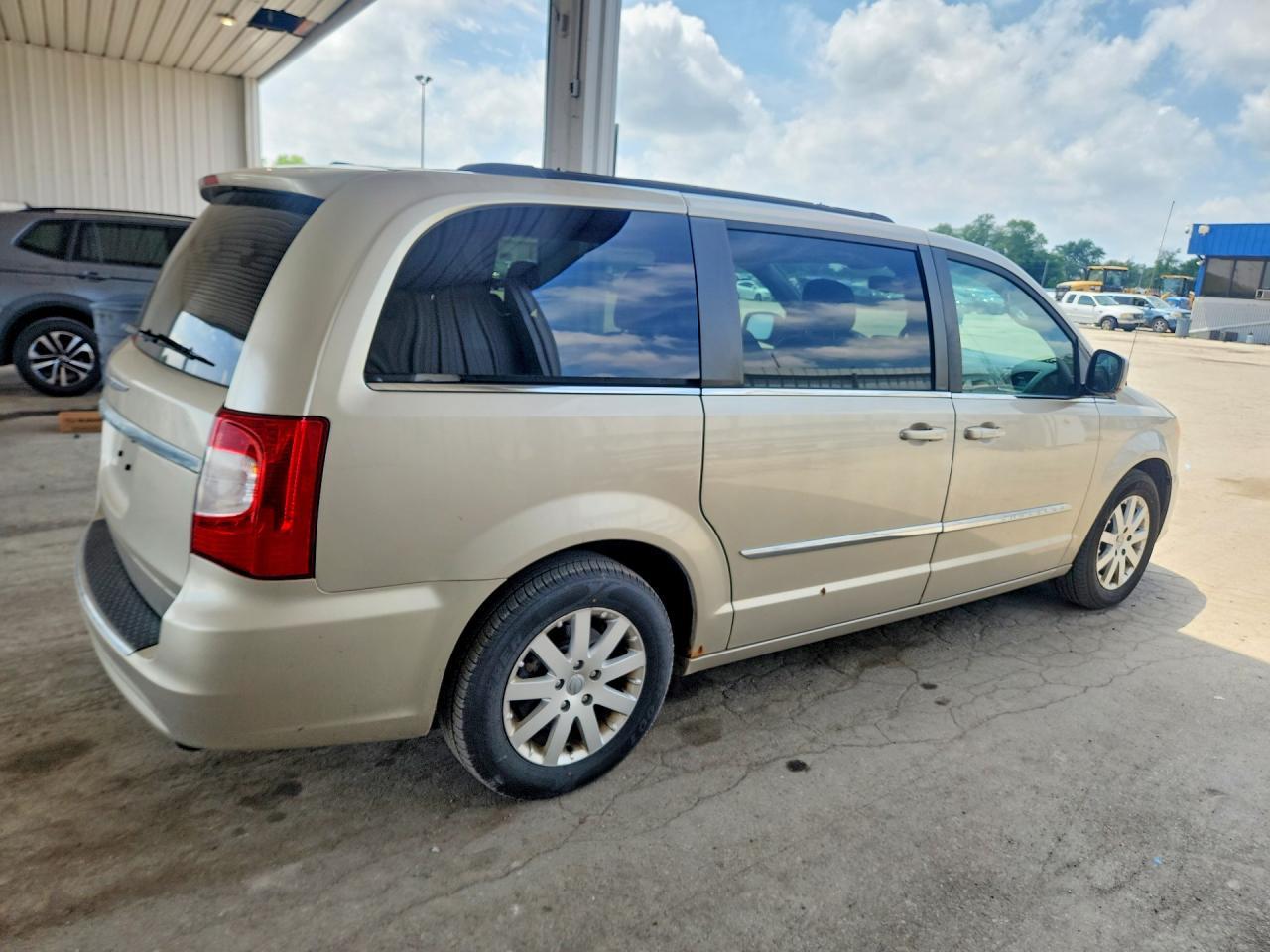 2013 Chrysler Town & Country Touring - Фото 3