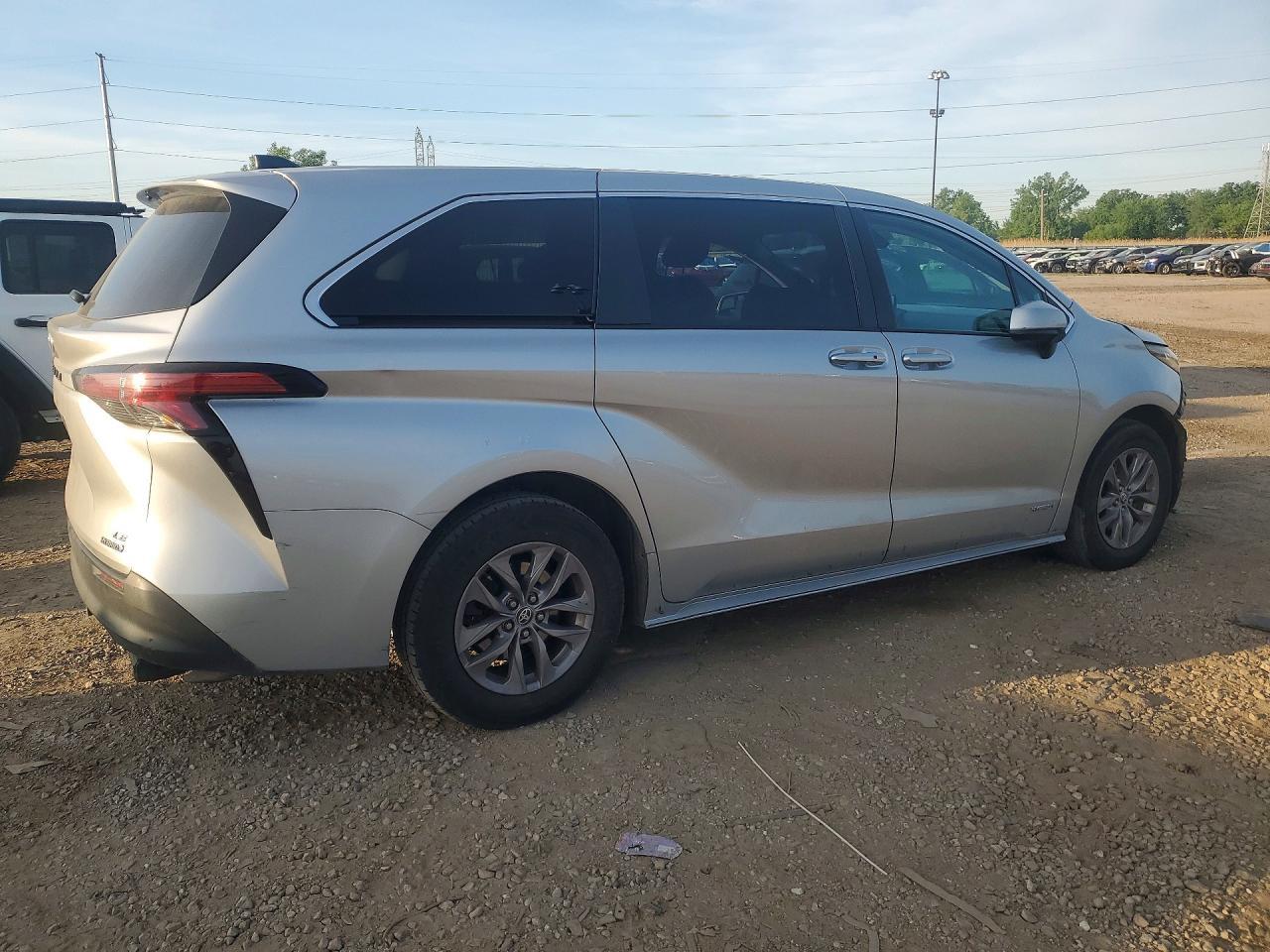 2021 Toyota Sienna Le - Фото 3