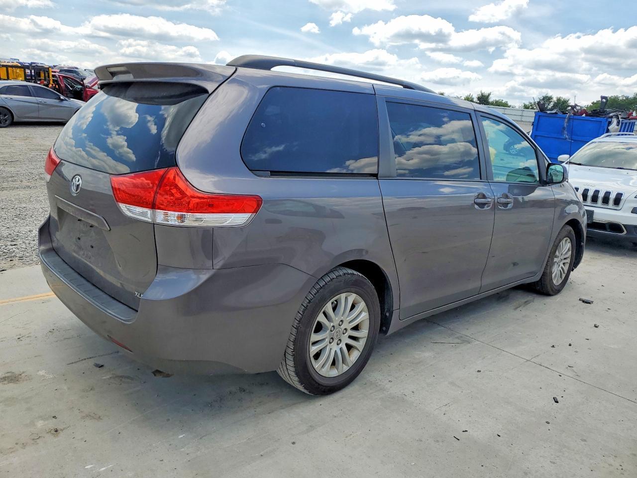 2013 Toyota Sienna Xle 8-Passenger - Фото 3