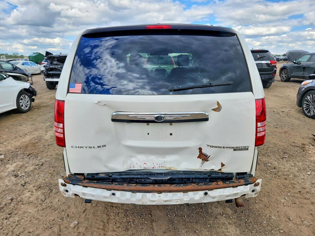 2010 Chrysler Town-Country - Фото 6