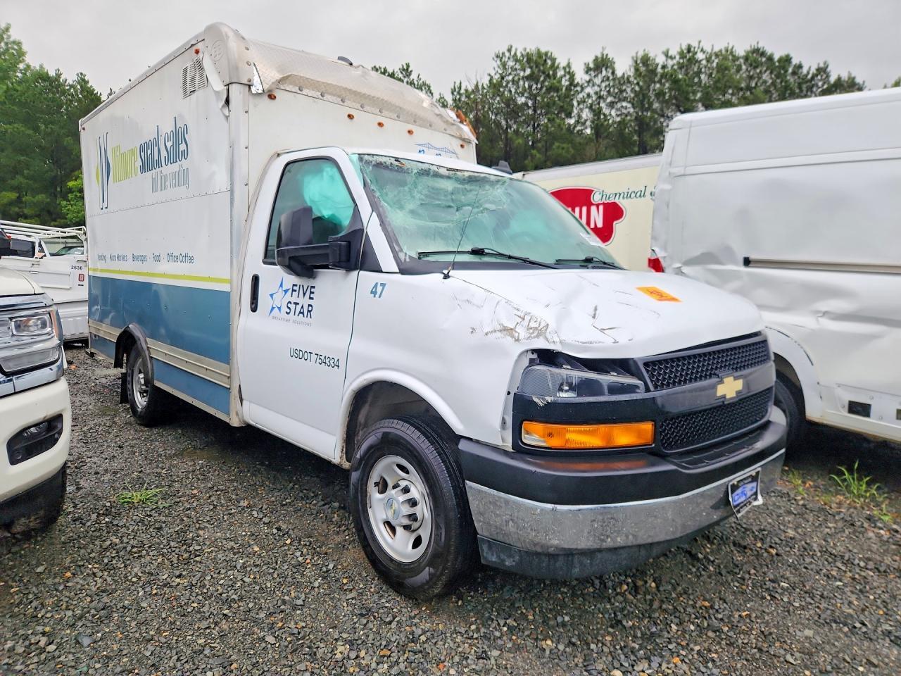 2022 Chevrolet Express Box Truck - Image 4