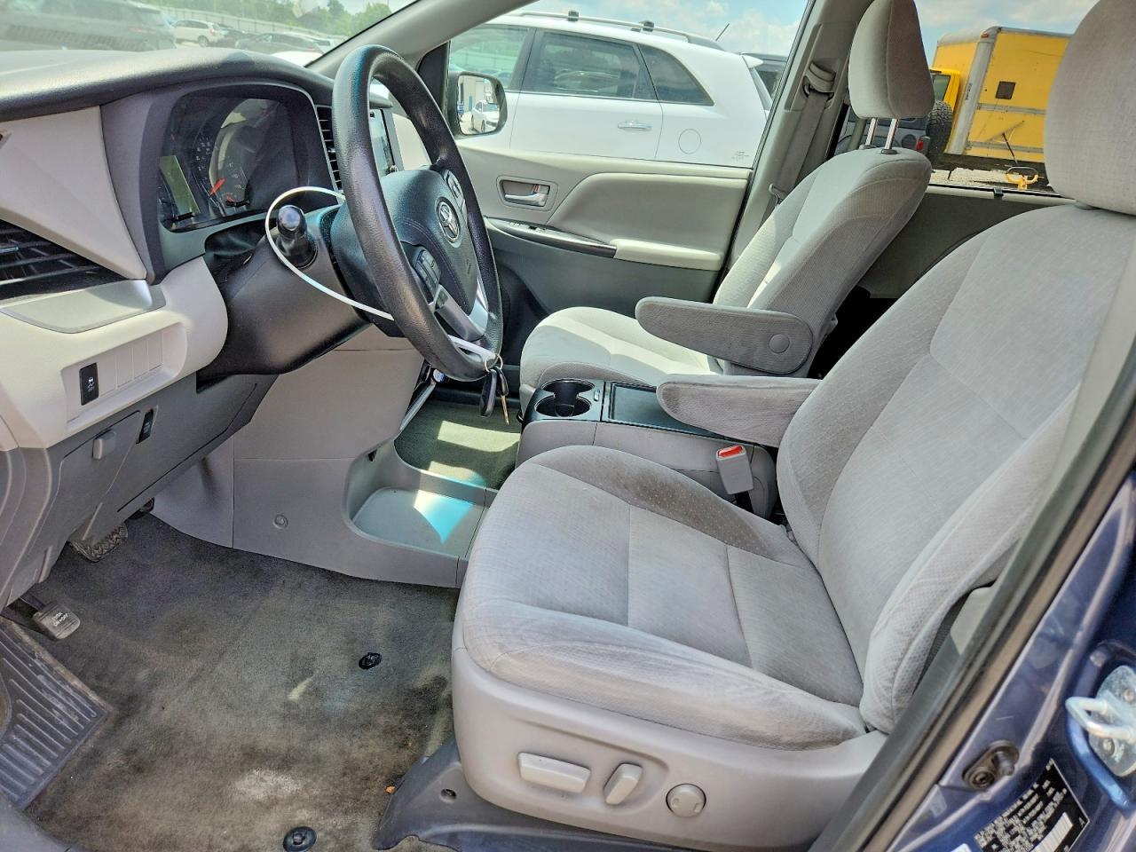 2015 Toyota Sienna Le - Image 7