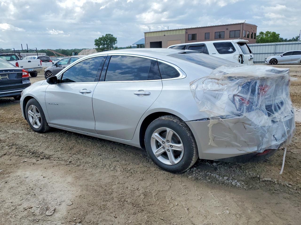 2022 Chevrolet Malibu Ls - Фото 2