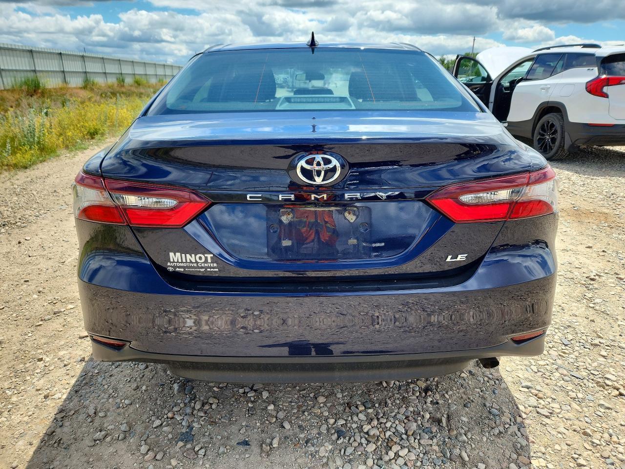 2022 Toyota Camry Le - Фото 6