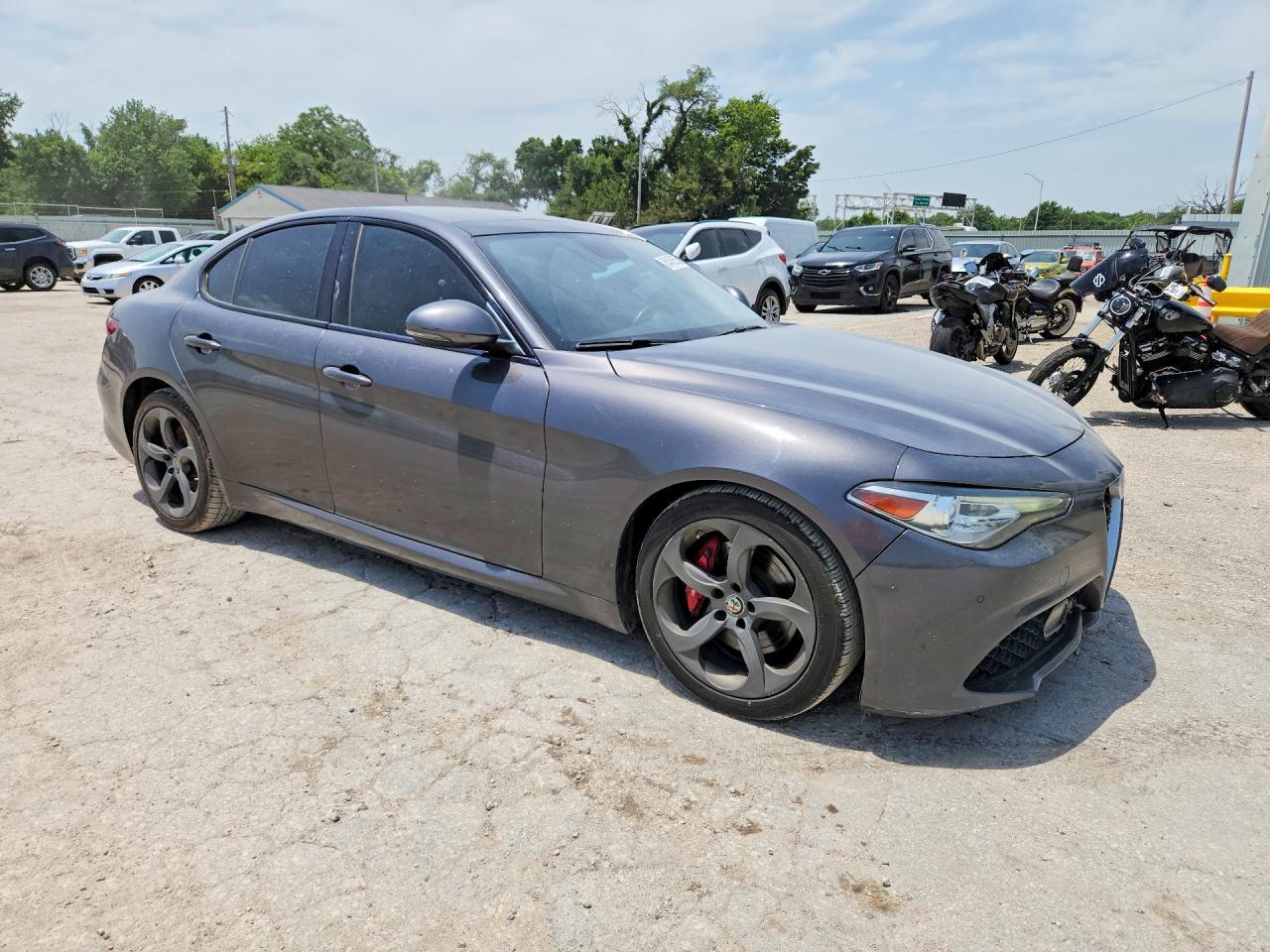 2017 Alfa Romeo Giulia - Image 4