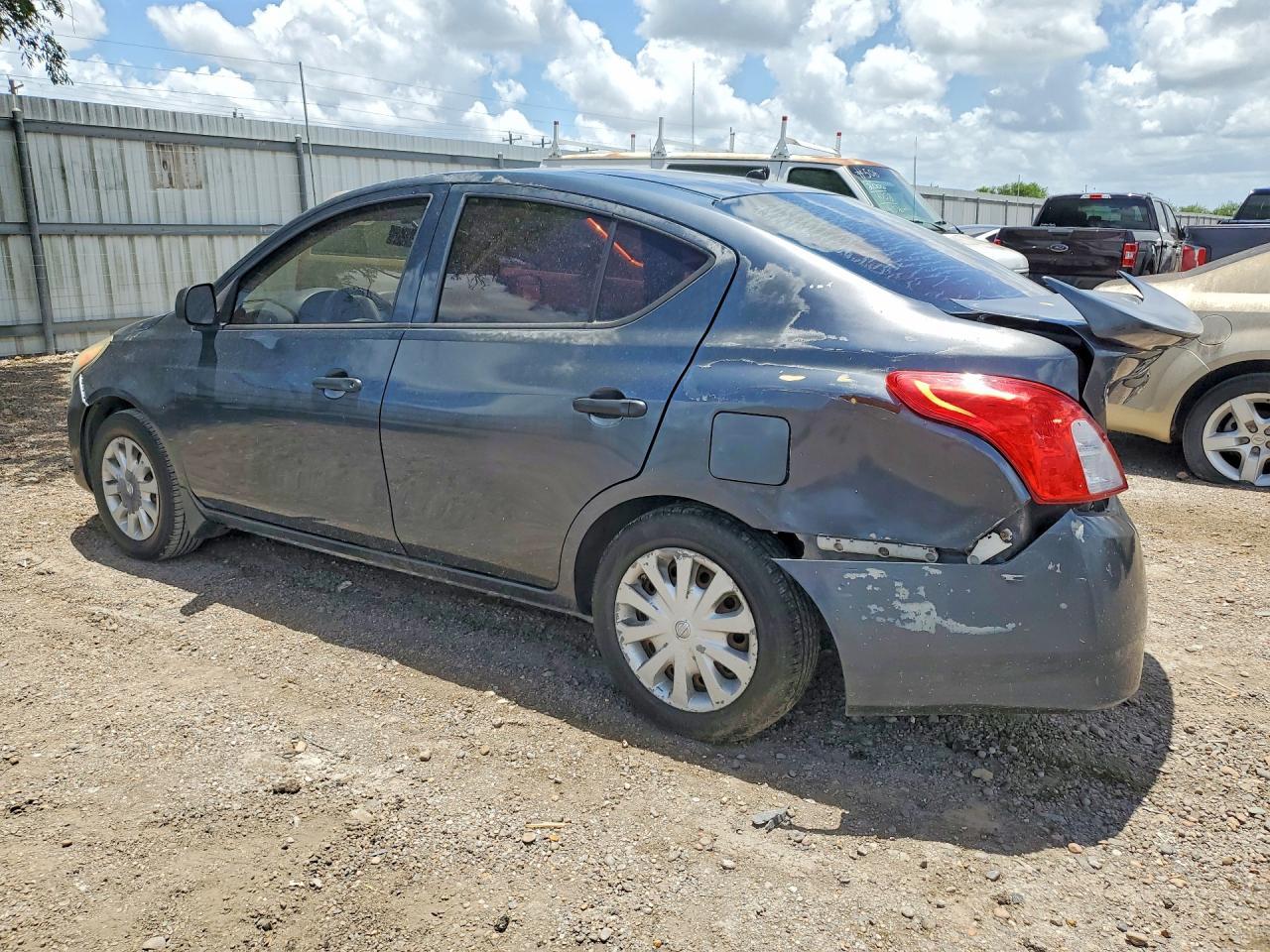 2015 Nissan Versa 1.6 S Plus - Image 2