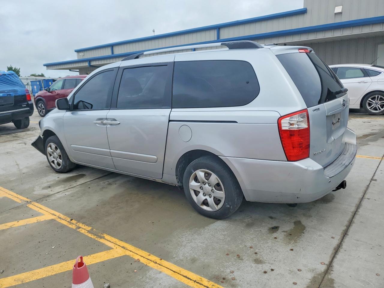 2010 Kia Sedona Lx - Фото 2