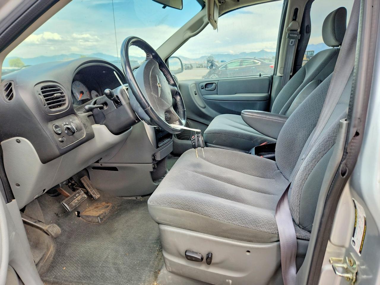 2005 Chrysler Town & Country Touring - Image 7