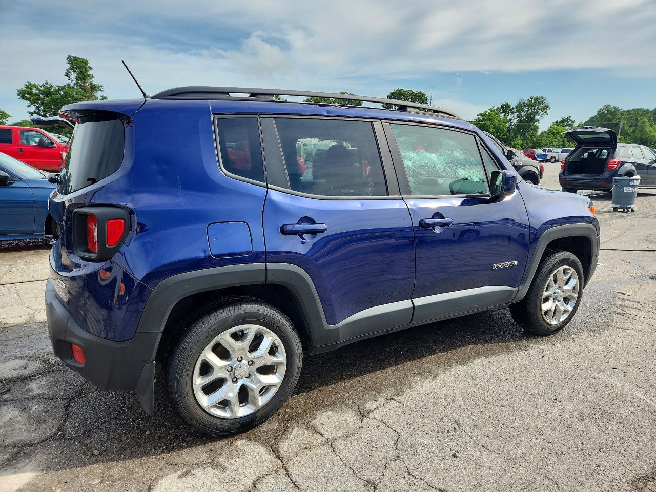 2016 Jeep Renegade Latitude - Image 3