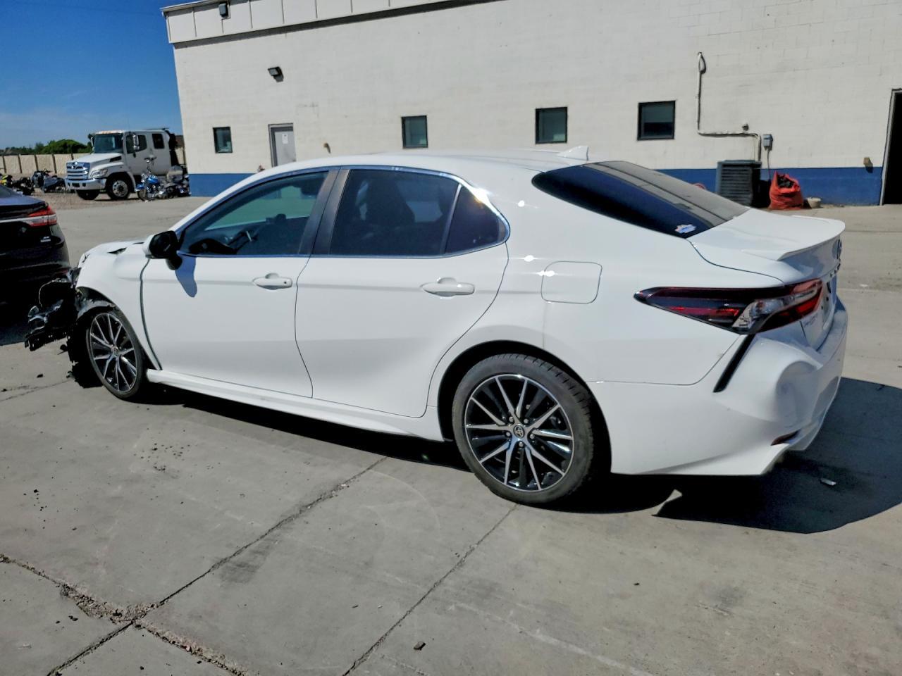2022 Toyota Camry Hybrid Se - Image 2