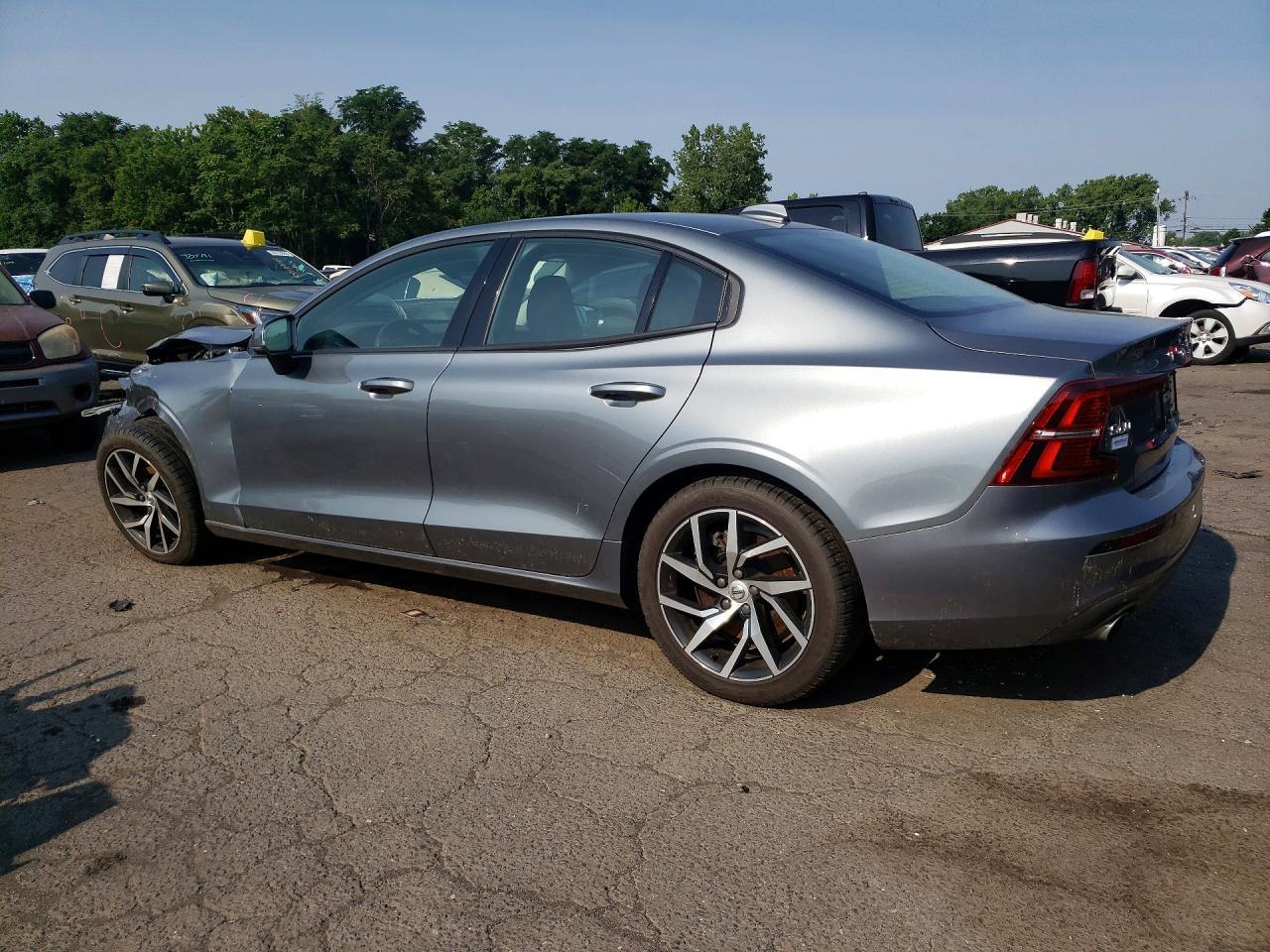 2019 Volvo S60 T6 Momentum - Image 2