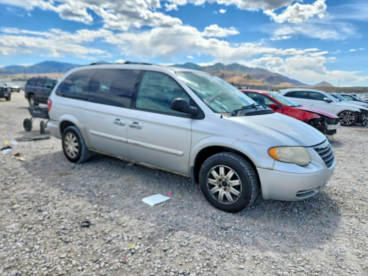2005 Chrysler Town & Country Touring - Image 4