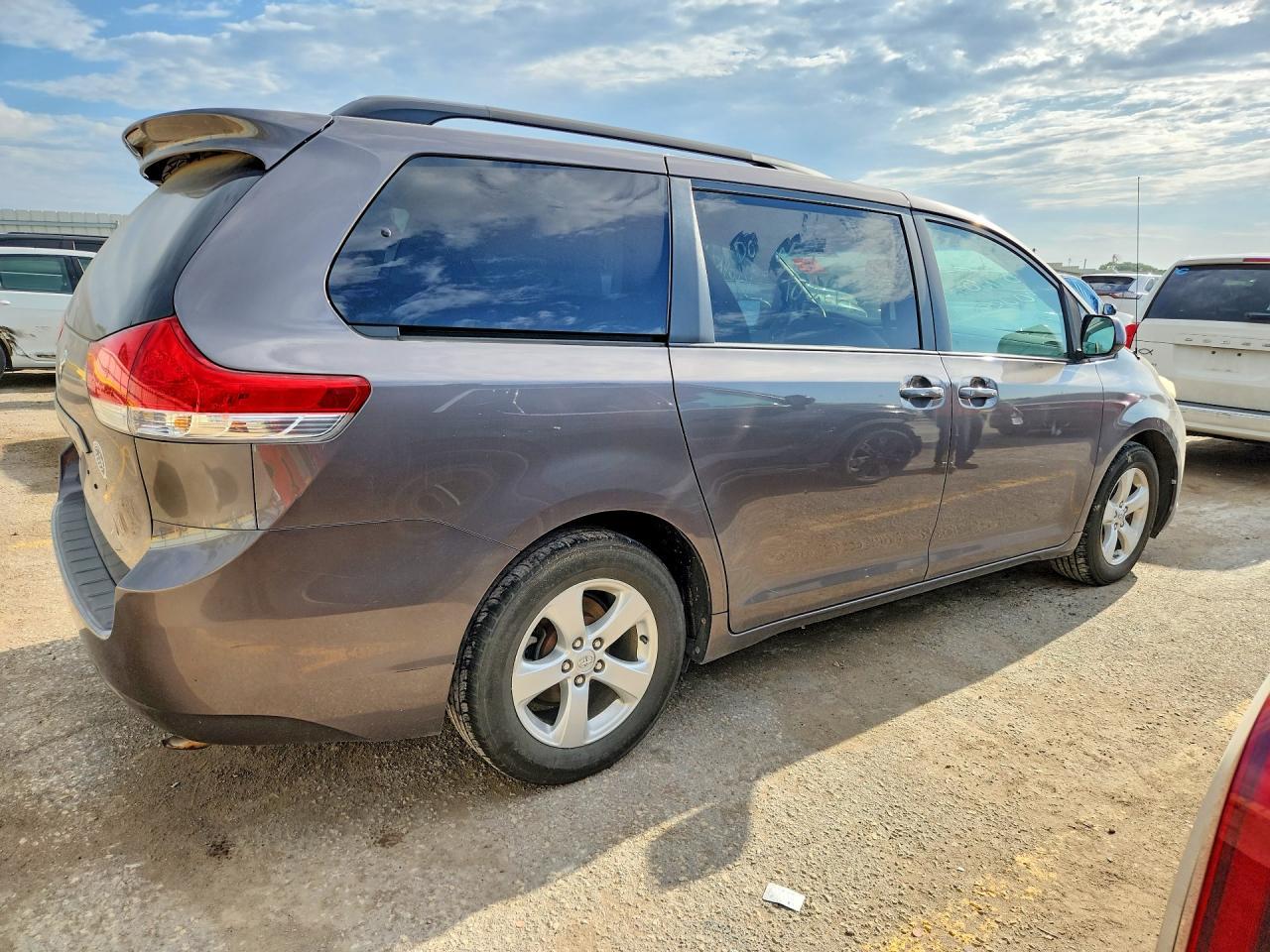 2013 Toyota Sienna Le - Фото 3