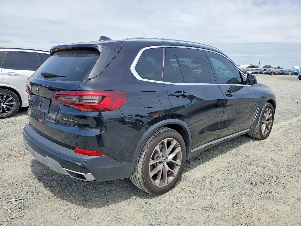 2021 BMW X5 xDrive45E - Image 3