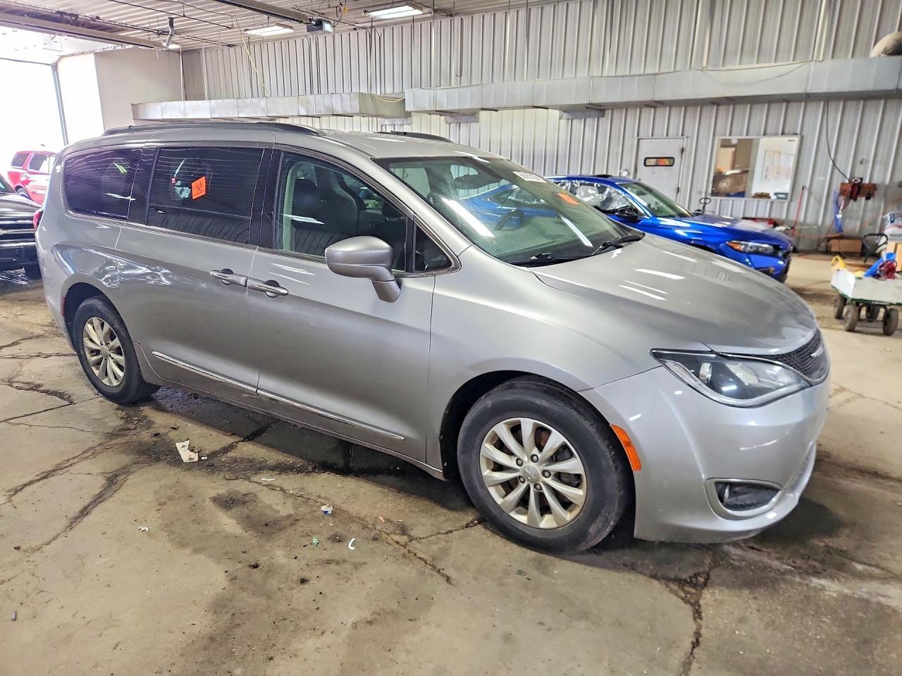 2017 Chrysler Pacifica Touring L - Фото 4