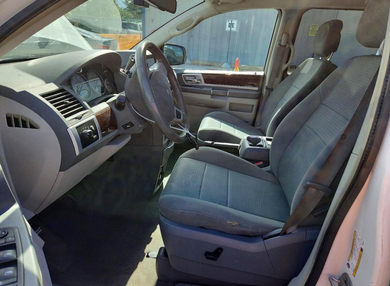 2010 Chrysler Town & Country Touring - Фото 7