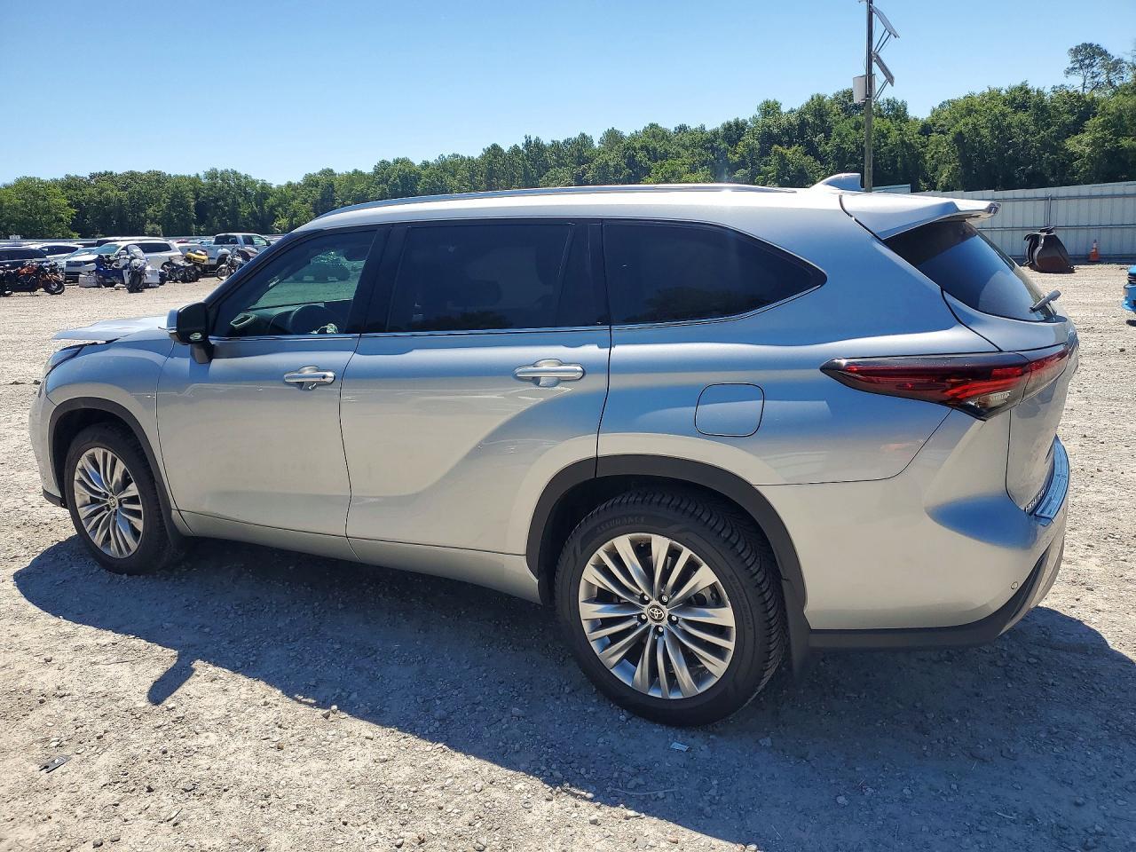2024 Toyota Highlander Platinum - Image 2