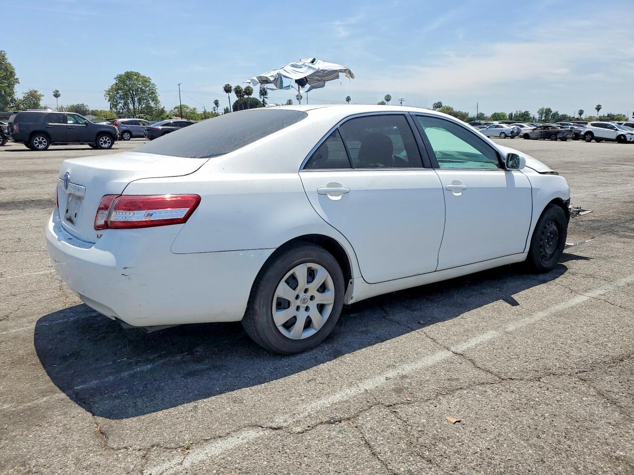 2011 Toyota Camry Le - Фото 3