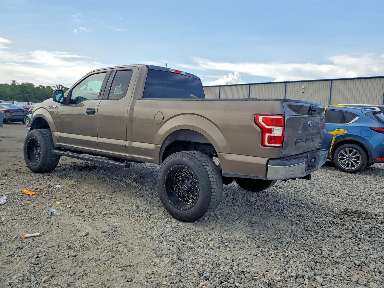 2018 Ford F150 Super Cab - Фото 2