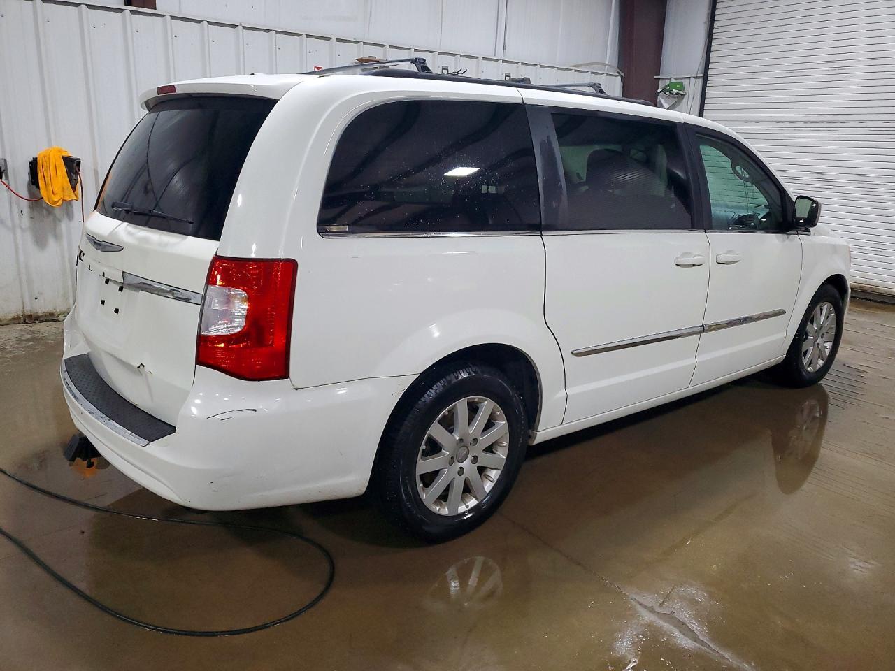 2013 Chrysler Town & Country Touring - Фото 3
