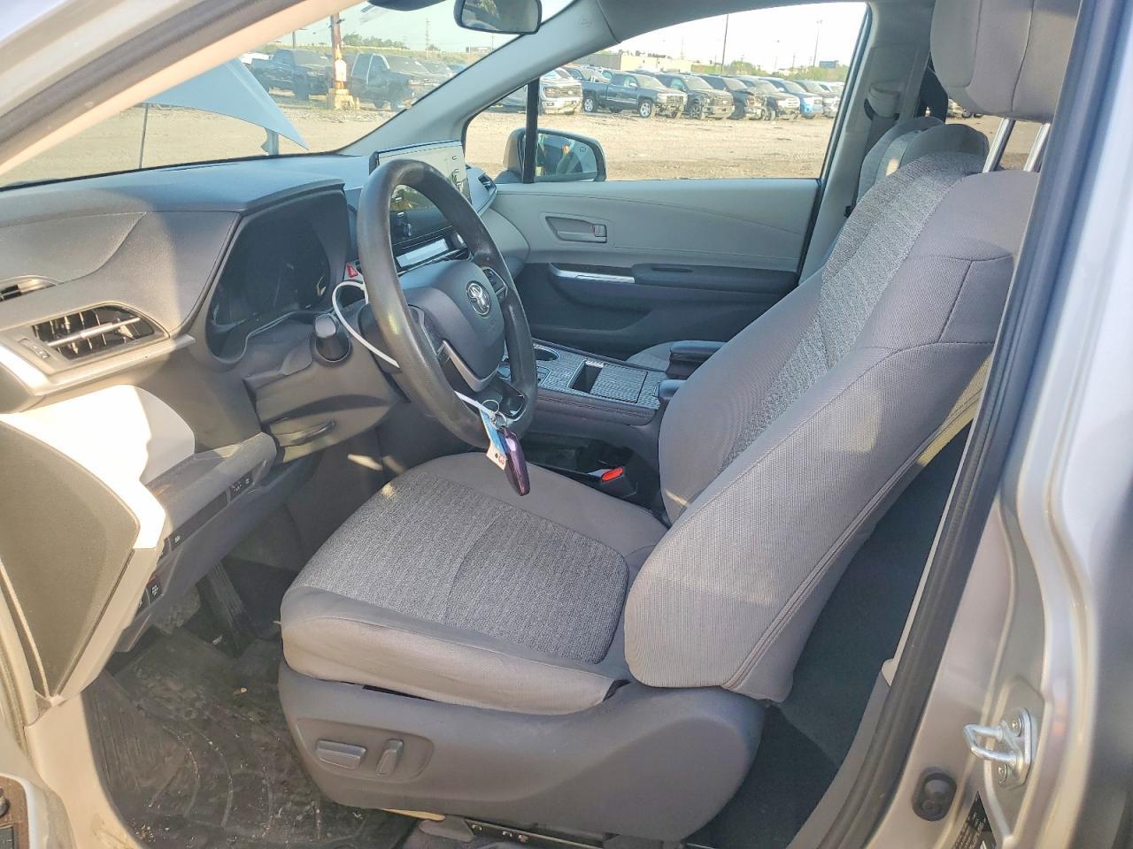 2021 Toyota Sienna Le - Фото 7