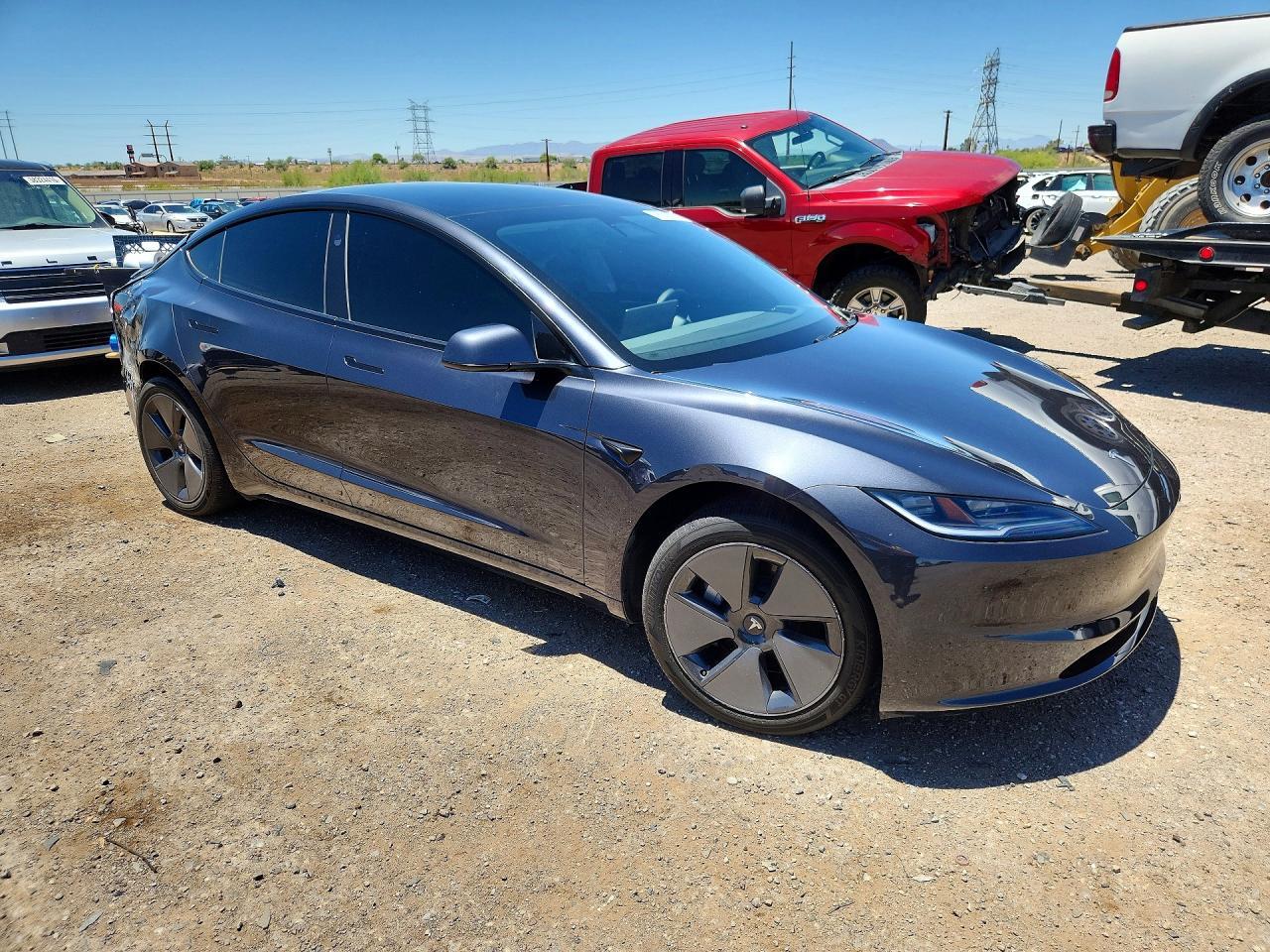 2025 Tesla Model 3 - Фото 4