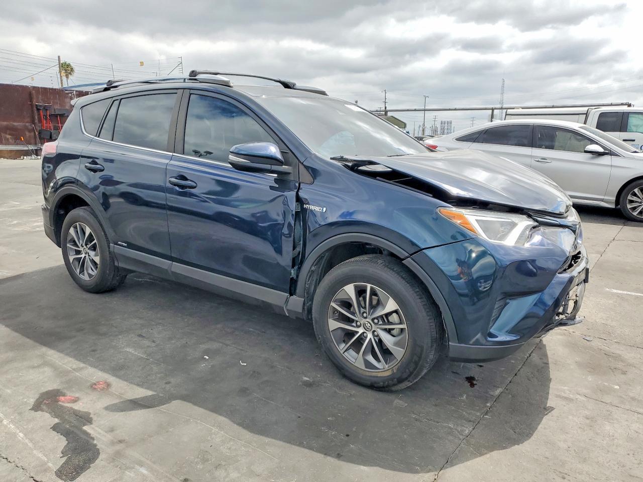 2018 Toyota Rav4 Hybrid Le - Image 4