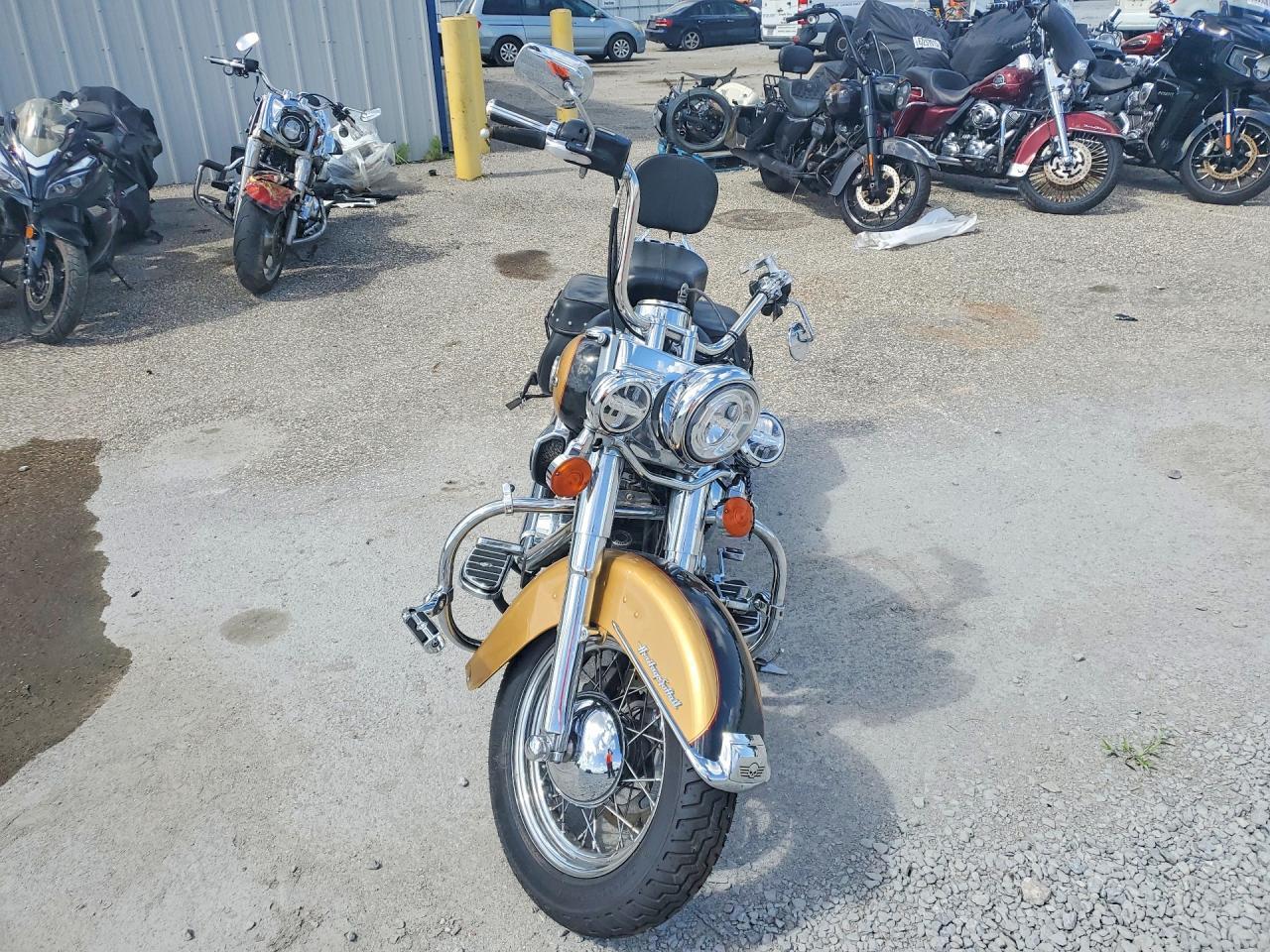 2017 Harley-Davidson Flstc Heritage Softail Classic - Image 2