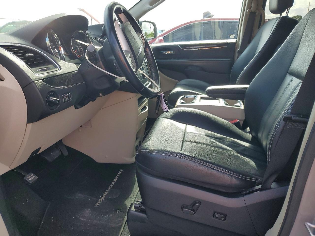 2015 Chrysler Town & Country Touring - Image 7