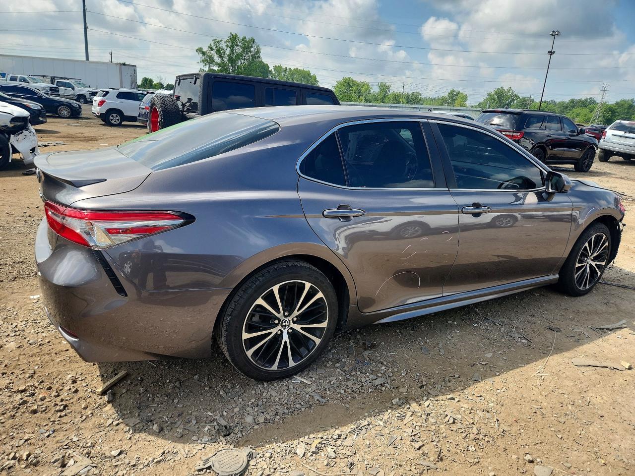 2018 Toyota Camry Se - Фото 3