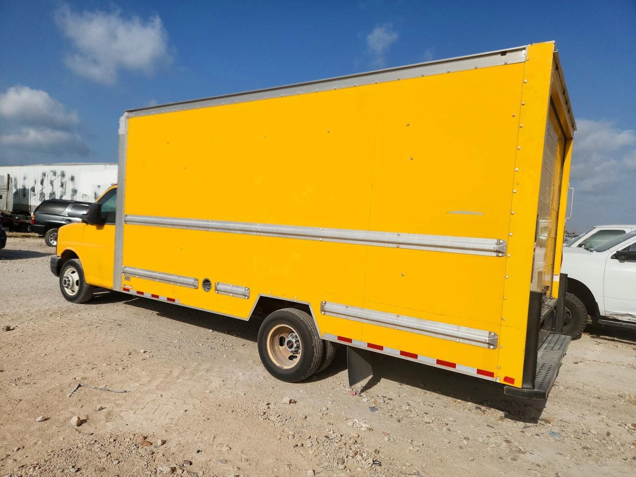 2015 GMC Savana Cutaway G3500 - Фото 2