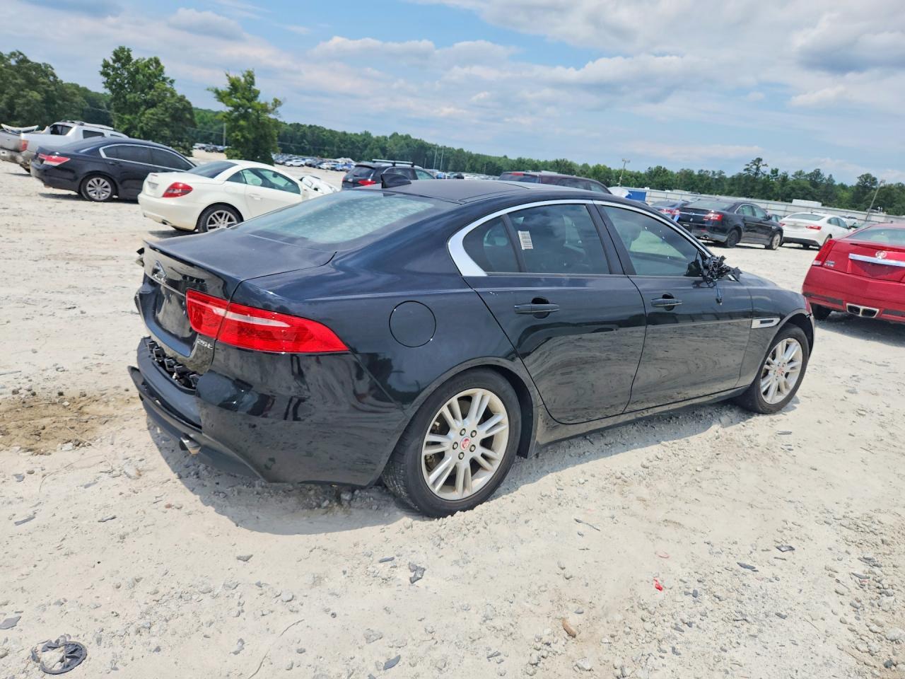 2018 Jaguar Xe Premium - Фото 3